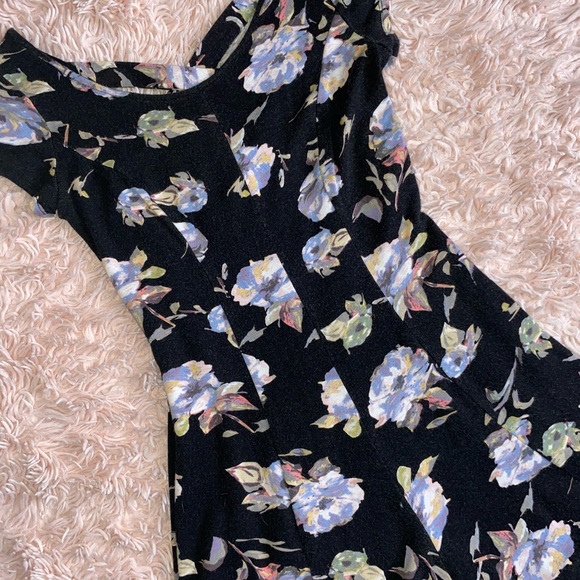 FLORAL SHORT-SLEEVE ROMPER W/ CRISSCROSS STRAPS ON BACK · SIZE S - Picture 2 of 5